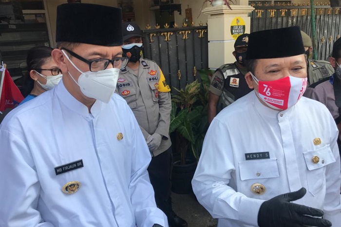 Bupati Hendy bersama Wabup Gus Firjaun mengunjungi warga isoman di Perum Mastrip, Kelurahan Sumbersari, Kecamatan Sumbersari, Jember, Jumat (6/8).
