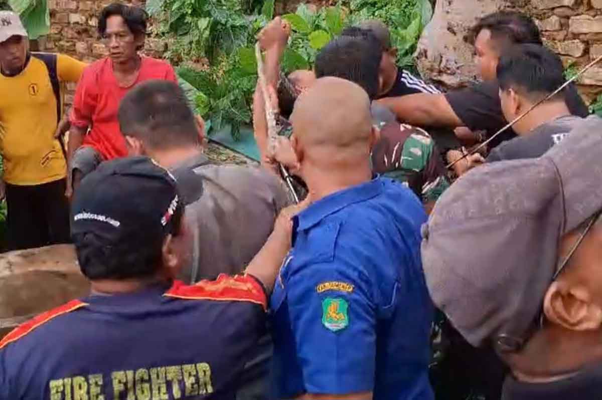 Petugas Call Center 122 di Sumenep saat membantu masyarakat yang membutuhkan.