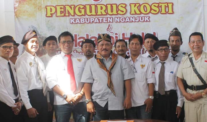 Ketua Kosti Jatim bersama Wakil Bupati Nganjuk Marhaen Jumadi foto bersama seluruh ketua dan pengurus yang telah dilantik. foto: BAMBANG/ BANGSAONLINE 