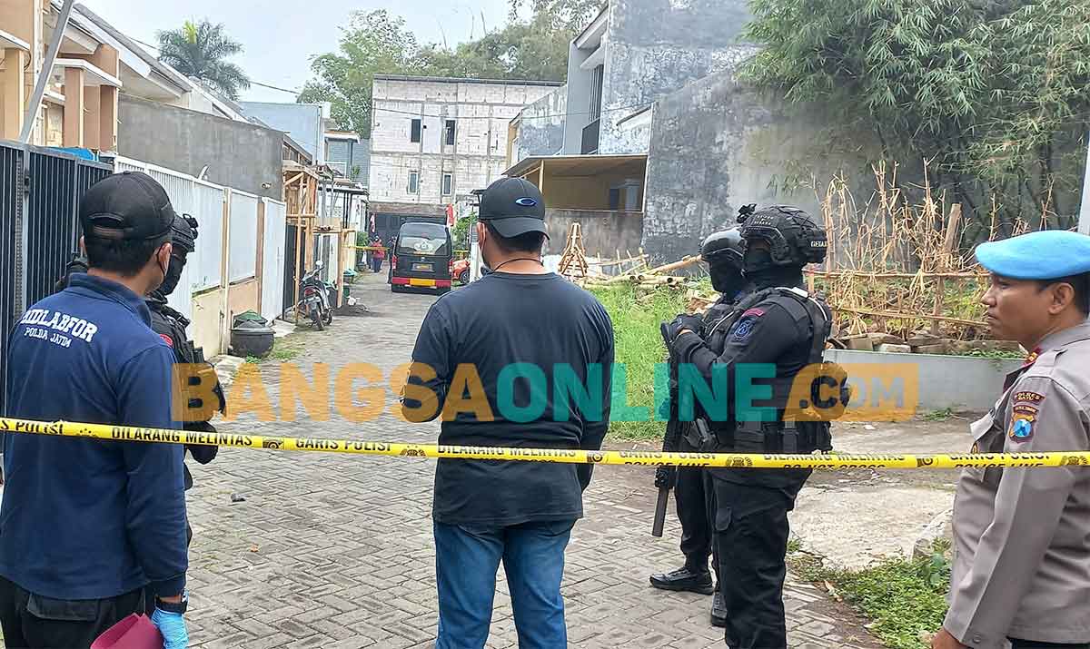 Lokasi penangkapan terduga teroris di Kota Batu saat disterilkan oleh Tim Densus 88. Foto: ADI WIYONO/ BANGSAONLINE