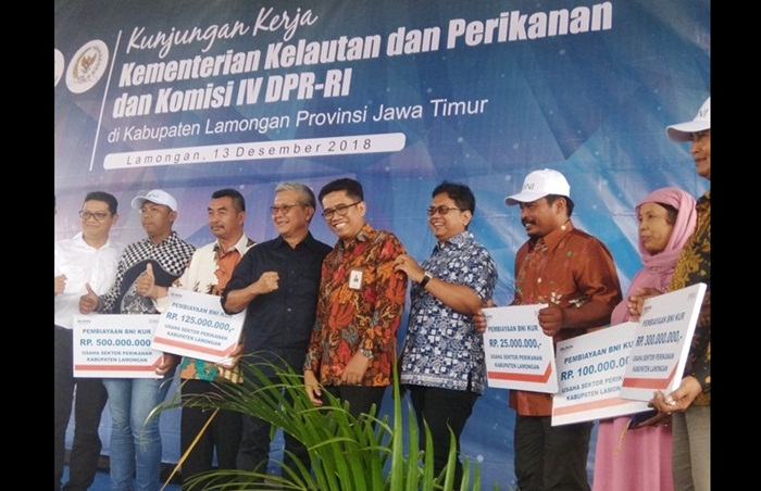 Sekretaris Jenderal KKP Nilanto Perbowo (hitam), foto bersama nelayan Lamongan.