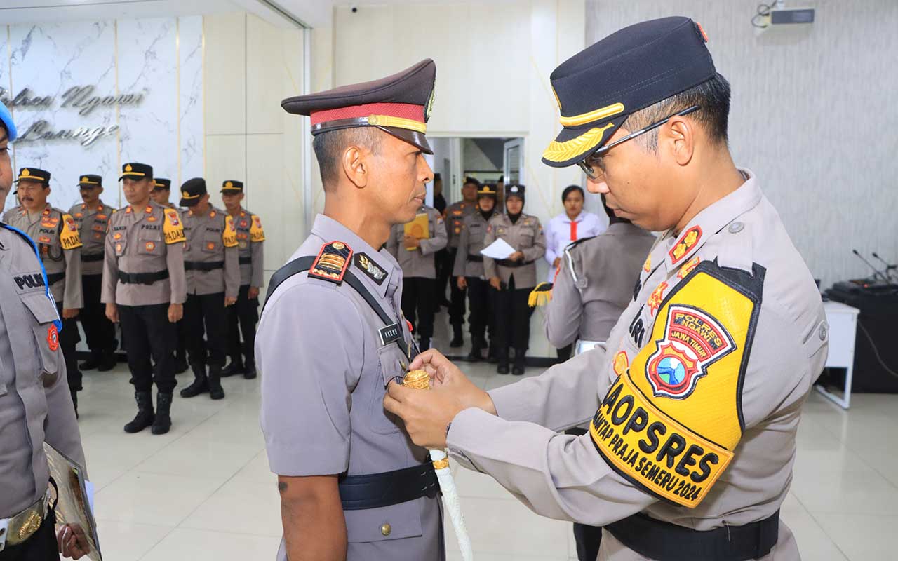 Kapolres Ngawi saat melakukan pelantikan Kapolsek Kedunggalar.