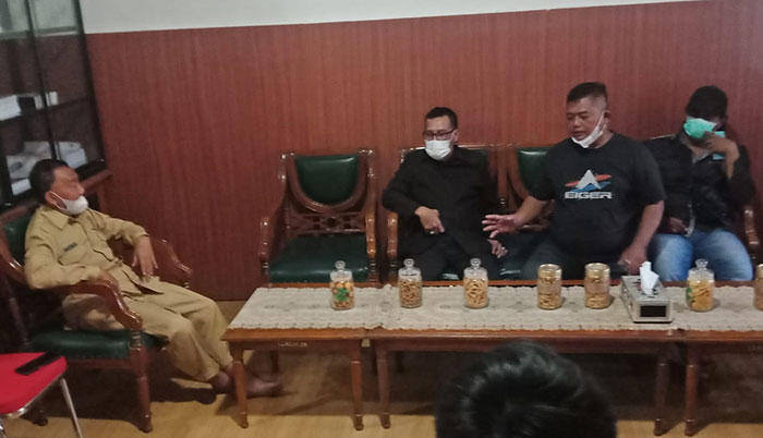 Kepala SMAN 1 Gresik, Syafaul Anam, saat menemui wali murid. Foto: SYUHUD/BANGSAONLINE
