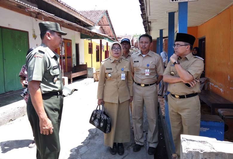 Bupati Anas saat sidak di lokalisasi Padang Bulan, Banyuwangi.