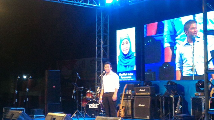 
Emil Elestianto Dardak, Bacawagub Jatim saat melantunkan lagu di acara puncak lomba video klip Jingle KERJA yang diadakan Muda Mudi Demokrat, belum lama ini. Foto: DIDI R/BANGSAONLINE