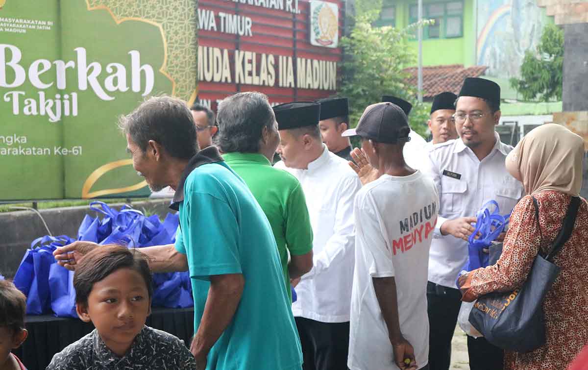 Petugas dari Lasdaun saat membagikan takjil kepada warga sekitar yang melintas.