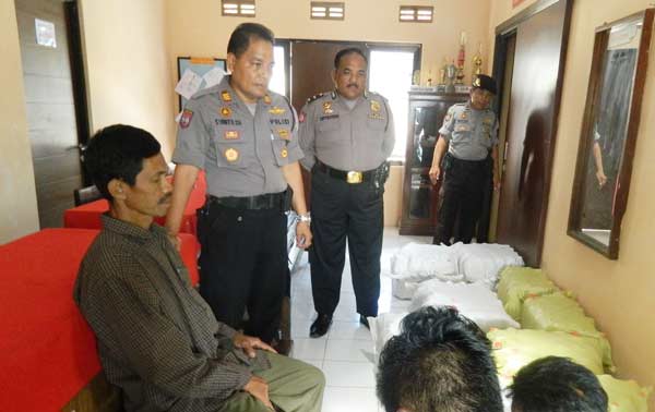 Sujati dan barang bukti arjo yang diamankan. Foto: zainal abidin/BANGSAONLINE