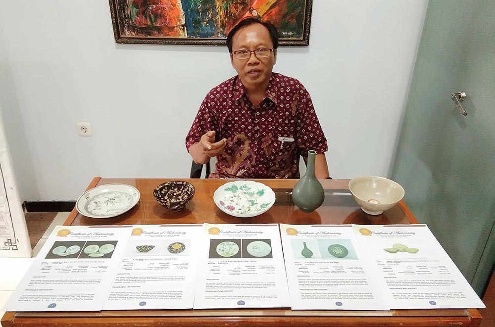 Edy saat menunjukkan keramik-keramik peninggalan Dinasti Ming yang dilengkapi dengan sertifikatnya masing-masing (foto diambil sebelum masa pandemi). foto: ist.