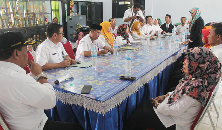 Suasana dialog antara Wabup Marhaen dengan guru dan pelajar SMKN 2 Nganjuk. Tampak Diyah saat menyampaikan keluhan di hadapan guru tanpa dihadiri Kepala SMKN 2 Nganjuk. foto: BAMBANG/ BANGSAONLINE
