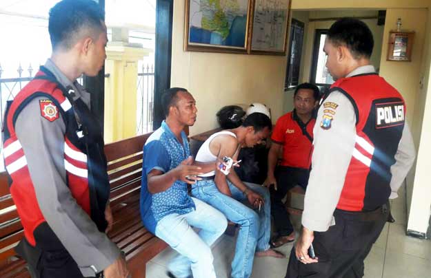 Dua dari empat oknum aktivis LSM yang diamankan di Mapolres Pamekasan.