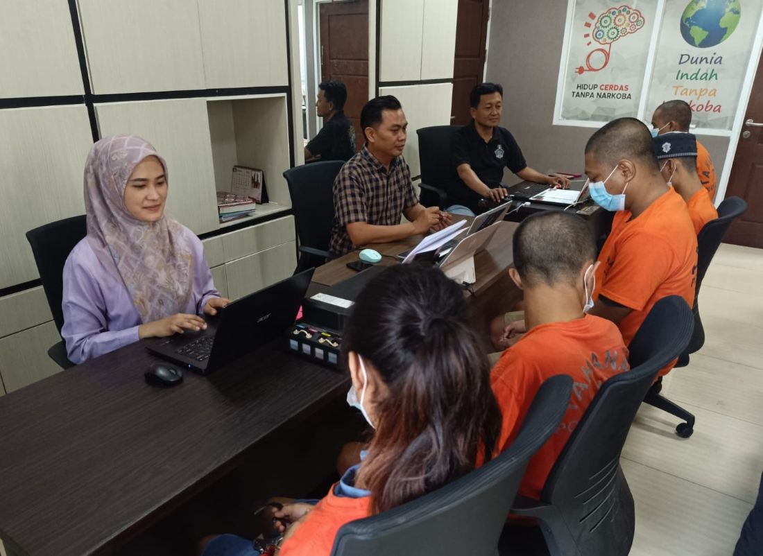 Penyidik Satresnarkoba saat memeriksa para tersangka. Foto: Ist.