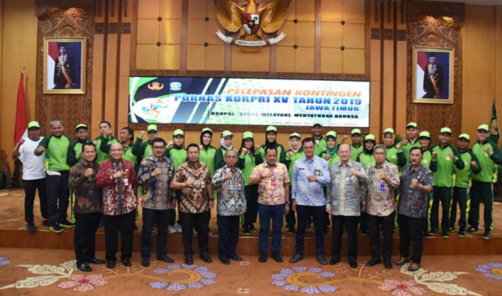 Sekretaris Daerah Provinsi Jawa Timur, Dr. Heru Tjahjono melepas 119 atlet Pekan Olahraga Nasional (Pornas) KORPRI Jatim yang akan berlaga pada Pornas Korpri XV Tahun 2019 di Kota Pangkal Pinang, Provinsi Bangka Belitung (Babel). fot: ist