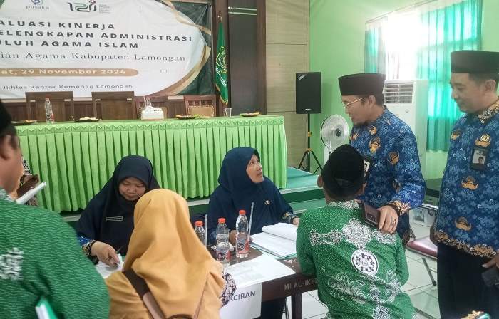 Kepala Kemenag Lamongan, Mukhlisin Mufa didampingi Kasi Bimas, Imam Hambali melihat proses evaluasi penyuluh agama.