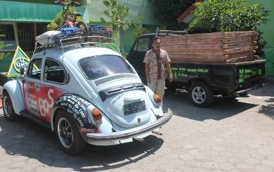 Dua mobil milik Suprianto dan Heri Santoso di parkir di halaman SMPN IV Nganjuk. Kedua mobil milik pengajar ini dipenuhi kalimat sindiran pedas yang ditujukan kepada kepala sekolah. foto: soewandito/BANGSAONLINE