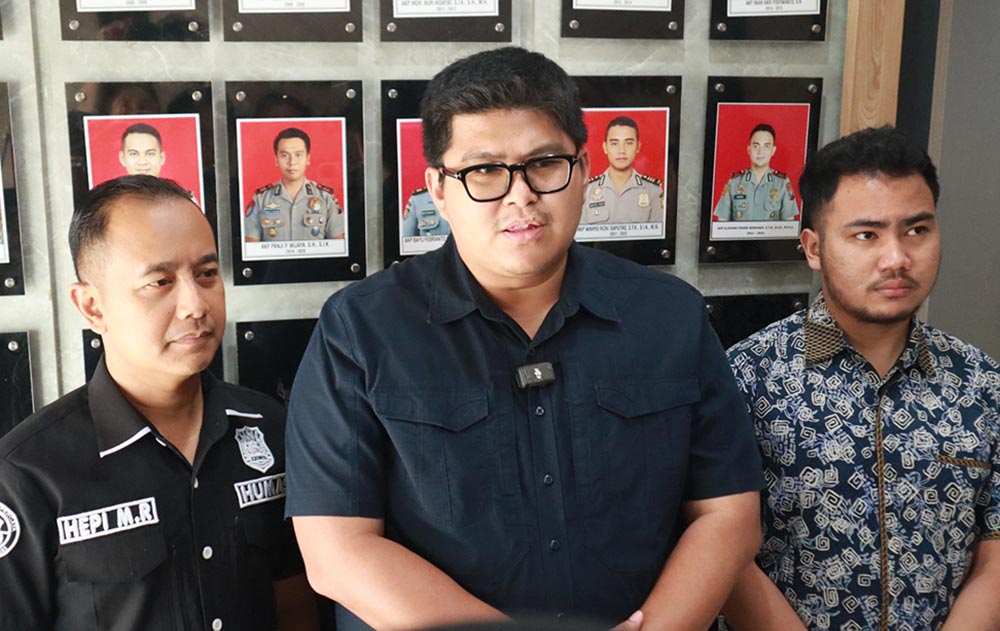 Kasatreskrim Polres Gresik AKP Arya Widjaya (tengah) saat memberikan keterangan pers. Foto: Ist.