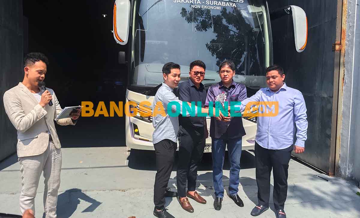 Dirut PO Mutiara Express, Christanto Terunajaya (kedua dari kanan), saat melakukan pemecahan kendi. Foto: YUDI ARIANTO/BANGSAONLINE