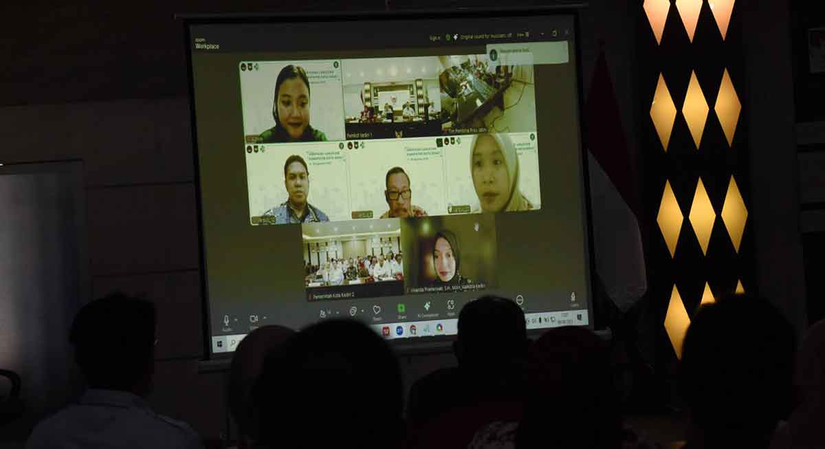 Wali Kota Kediri (kanan bawah) saat memaparkan Gerakan Efektif Mitra Pentahelix Inklusif dan Terpadu Untuk Aksi Sehat (Gempita) Kota Kediri Menuju Swasti Saba Wistara tahun 2025. Foto: Ist 