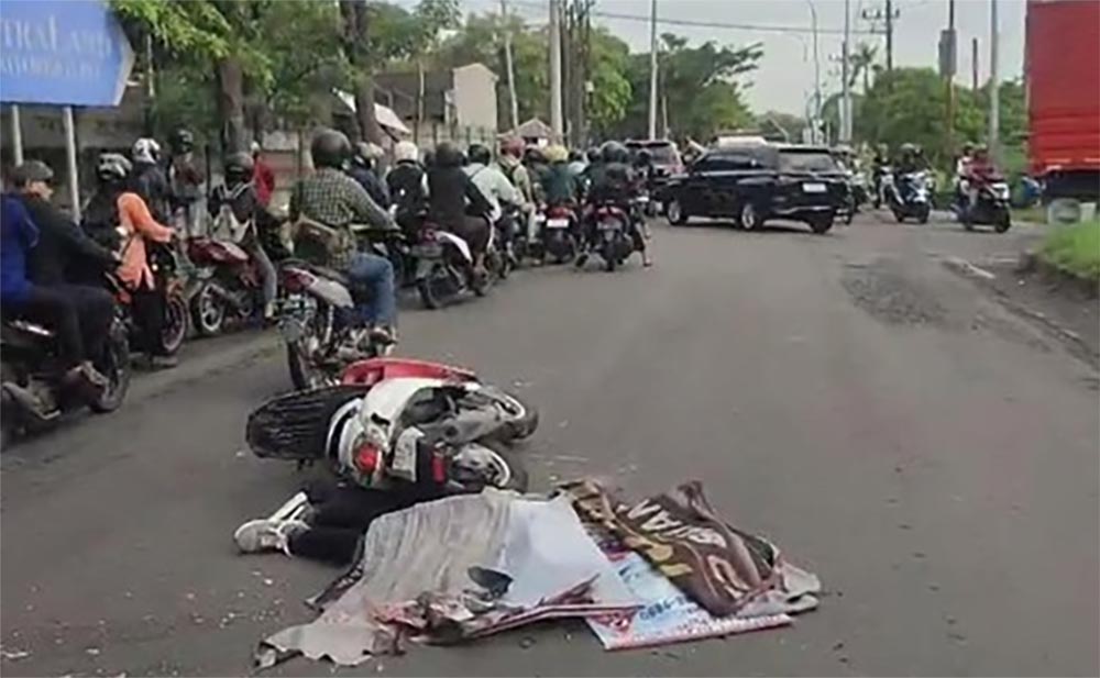 TKP laka yang tewaskan pemotor di Jl. Raya Tenaru, Driyorejo (dok. Ist)
