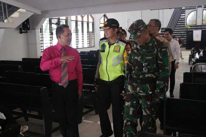 Kapolres Gresik AKBP Wahyu Sri Bintoro bersama Dandim 0817 Letkol (Kav) Widodo Pujianto saat mengunjungi gereja. 