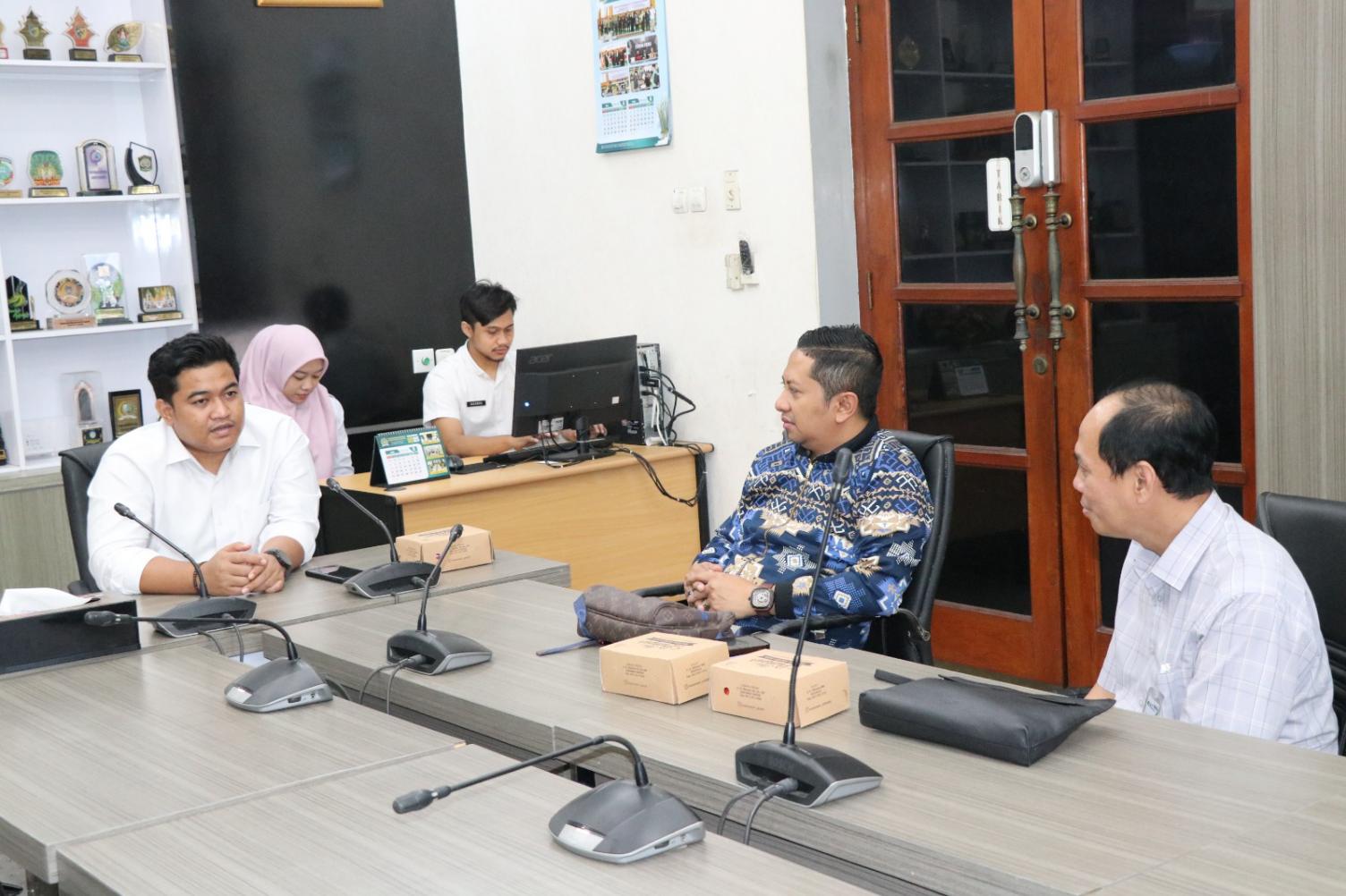 Ketua DPRD Gresik, M. Syahrul Munir (kiri) bersama anggota Komisi IV Imam Syaifudin saat menerima kunjungan BPJS Ketenagakerjaan Gresik. FOTO: ist.