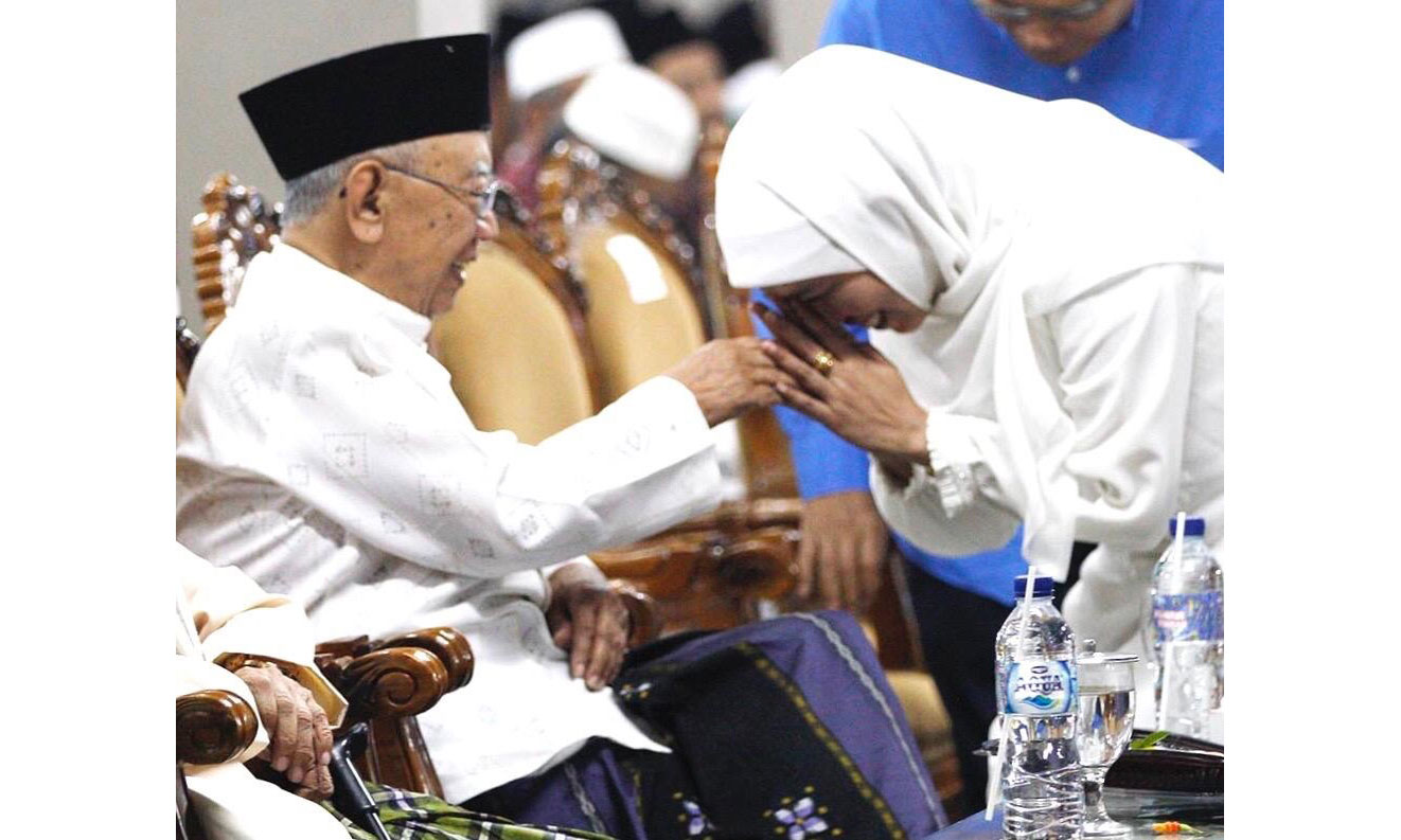 Gubernur Jatim, Khofifah Indar Parawansa dikenal dekat dengan Gus Sholah semasa hidup. foto: ist.