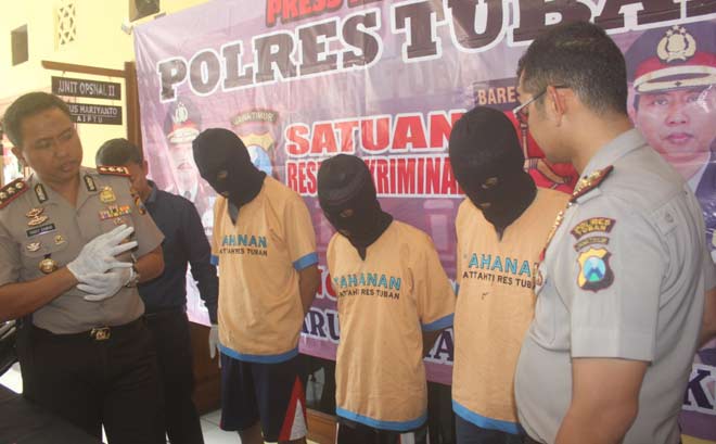 Ketiga pelaku saat dirilis di Mapolres Tuban. foto: SUWANDI/ BANGSAONLINE
