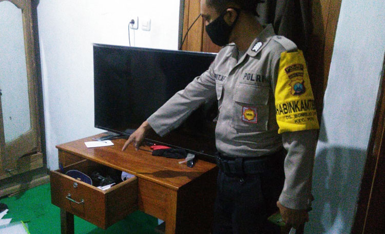 Laci tempat korban menyimpan perhiasan sudah terbuka.