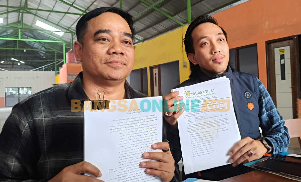 Advokat Akson Nul Huda (kiri) bersama Timnya Sony Sonatha. Foto: MUJI HARJITA/BANGSAONLINE

