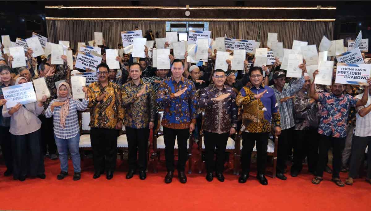 Penyerahan sertifikat hak milik di Kantor Kementerian Transmigrasi, Jakarta.