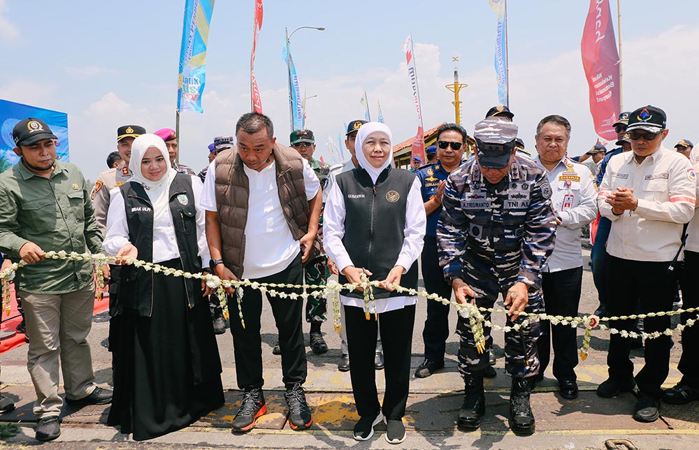 Gubernur Jawa Timur Khofifah Indar Parawansa memberangkatkan 3.000 peserta Program Mudik-Balik Gratis Angkutan Lebaran Tahun 2026 moda transportasi Kapal Laut dari Pelabuhan Jangkar, Situbondo, Minggu (15/3/2026).