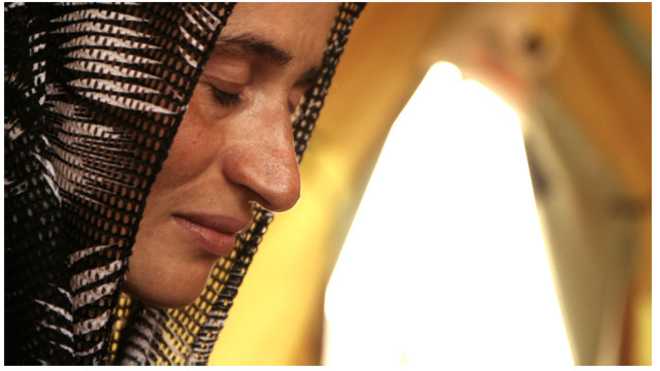 ?

Adla seorang wanita yang disandera ISIS selama 38 hari sebelum menyelamatkan diri. Foto: repro bbc