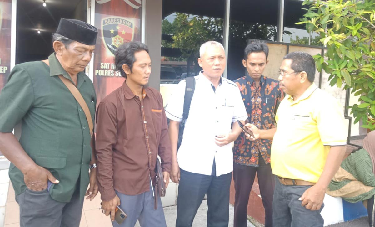 Sarkawi dan Ahmad Zaini selaku kuasa hukum korban saat diwawancarai wartawan di depan Mapolres Sumenep.
