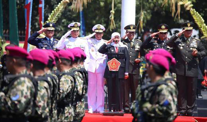 Gubernur Jatim Khofifah Indar Parawansa padai upacara HUT TNI Ke-74 di Lapangan Makodam Brawijaya, Kota Surabaya, Sabtu (5/10/2019). foto: istimewa/ bangsaonline.com