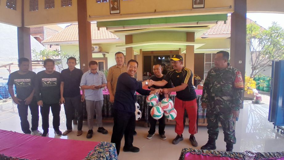 Penyerahan bantuan alat olahraga dari Disporapar Sidoarjo. foto ist