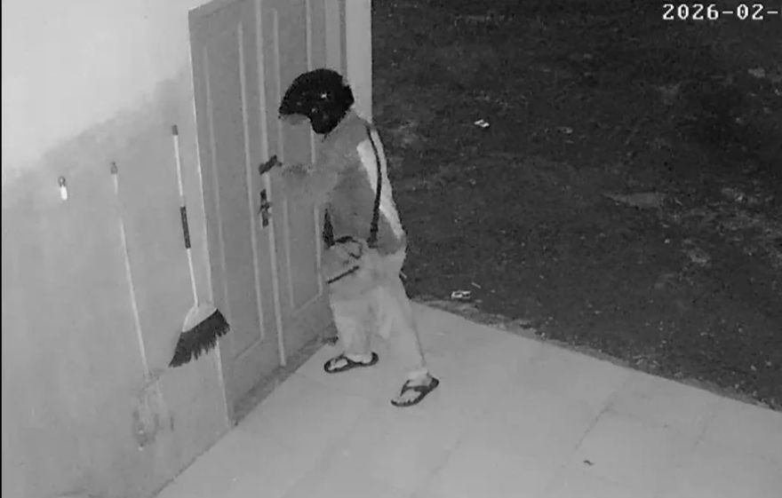 Tangkapan layar CCTV saat pelaku akan membobol gudang