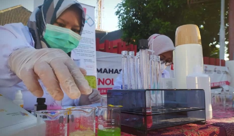 Petugas BPOM saat memeriksa kandungan sejumlah makanan dan minuman yang dijual di pasar Takjil Kota Blitar. Ada empat parameter yang diuji, yakni kandungan Formalin, Boraks, Rodamin B, dan DNA Babi.