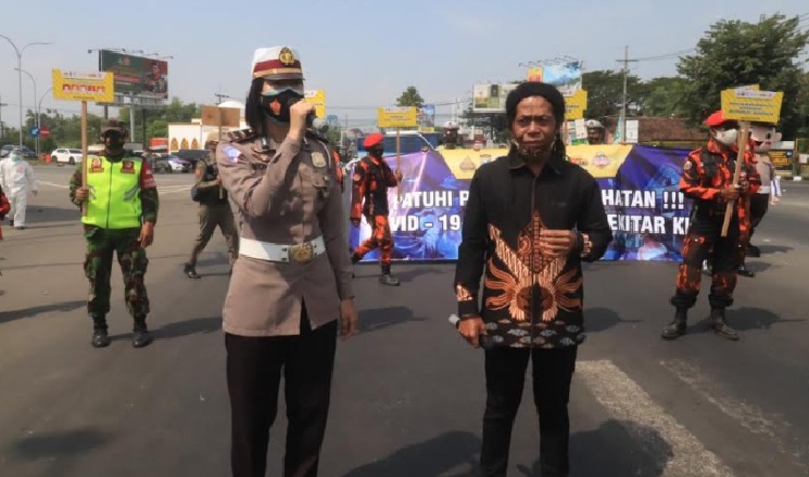 Cak Shodiq bersama Kasatlantas Polres Pasuruan AKP Andhika Mizaldi Lubis saat kampanye protokol kesehatan di simpang empat Taman Dayu, Pasuruan.