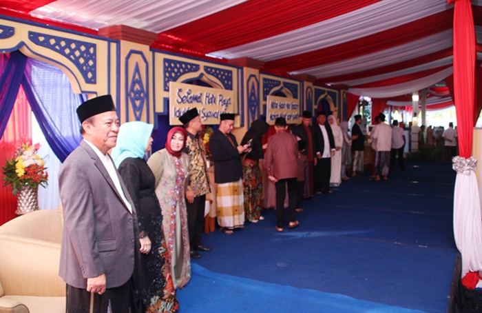 Bupati Lamongan Fadeli saat menggelar open house di Pendopo Lokatantra, Jumat (15/6).