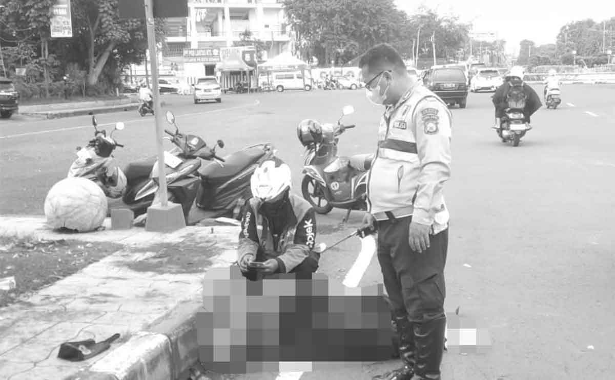 Petugas saat mengevakuasi korban tewas di Sidoarjo.