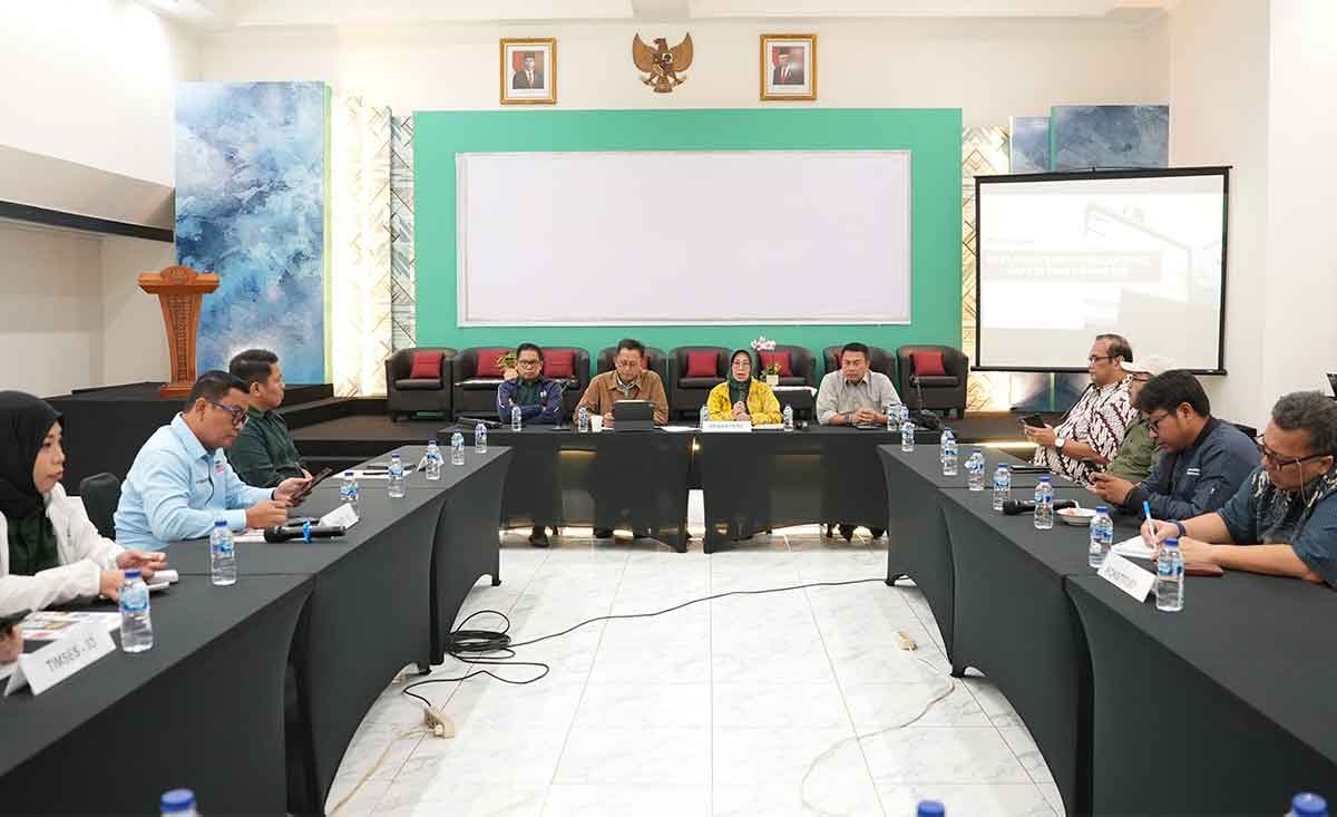 Ketua Dewan Pers, Ninik Rahayu, saat memimpin rapat bersama tim pemenangan capres-cawapres.