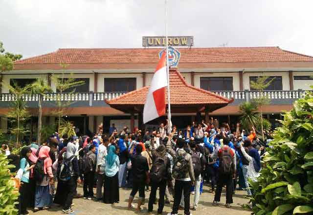 Tampak mahasiswa saat unjuk rasa di halaman Rektorat Unirow Tuban (foto: BANGSAONLINE)