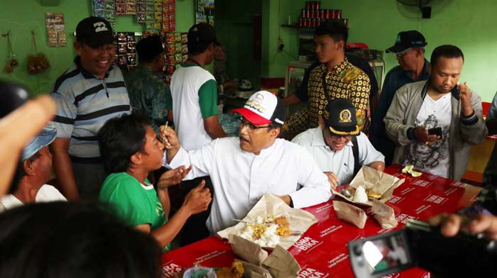 Kunjungi Pasar Benowo, Gus Ipul Suapi Nasi Bungkusnya ke Seorang Pedagang
