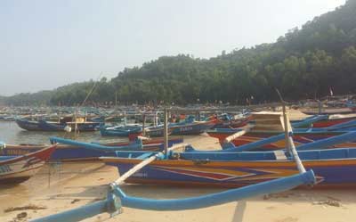 Deretan perahu nelayan Pacitan kini tak aman lagi.