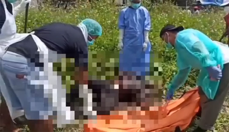 Mayat tanpa identitas saat dievakuasi oleh petugas di Desa Purwodadi, Kecamatan Purwodadi, Kabupaten Pasuruan di balik semak-semak jalan Raya Malang - Pasuruan, Selasa (12/4).