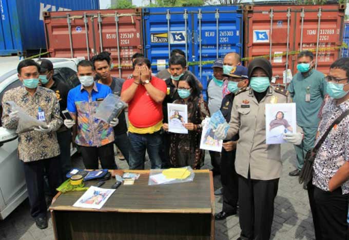 Kasubbag Humas dan Kasat Reskrim Polrestabes Surabaya saat di-TKP pembungan limbah beracun.