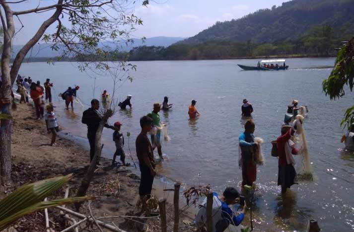 Suasana lomba njolo dalam rangka mengkampanyekan stop illegal fishing.