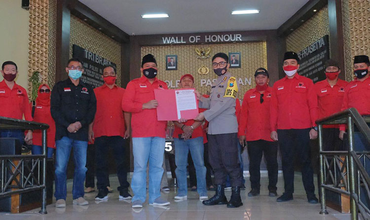 Kader PDIP Kabupaten Pasuruan saat datang ke Mapolres Pasuruan.