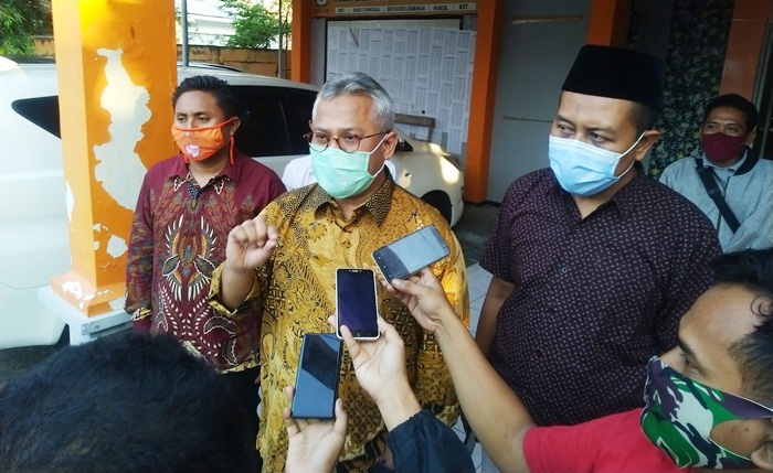 Arief Budiman dan Mahrus Ali saat ditemui awak media. foto: TRIWI YOGA/ BANGSAONLINE