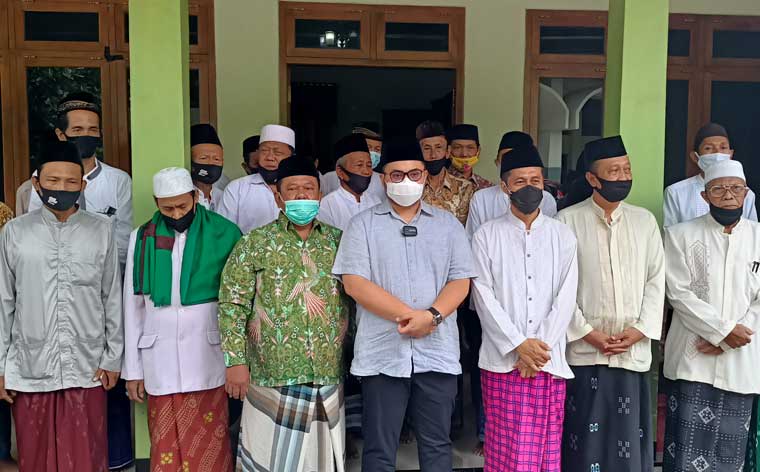 Pengurus Ikatan Thariqah Qadiriyah Naqsabandiyah dan tokoh agama di Kecamatan Grogol, Tarokan, dan Banyakan, saat mendeklarasikan dukungan untuk paslon Dhito - Dewi. foto: MUJI HARJITA/ BANGSAONLINE