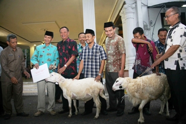 ?

PPK Kecamatan Tarik kala menerima hadiah kambing, di Pendapa Delta Wibawa, Rabu (23/7). Foto : mustain/BANGSAONLINE